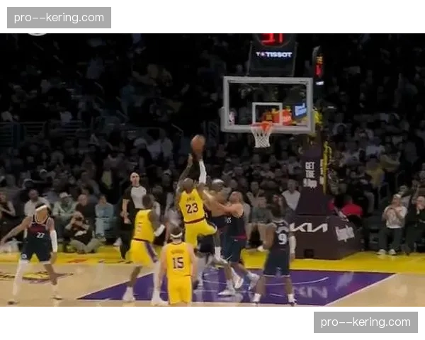 詹姆斯金鸡独立漂移后仰命中,半场11分6助展现老将风采 詹姆斯金鸡独立漂移后仰命中,半场11分6助展现老将风采