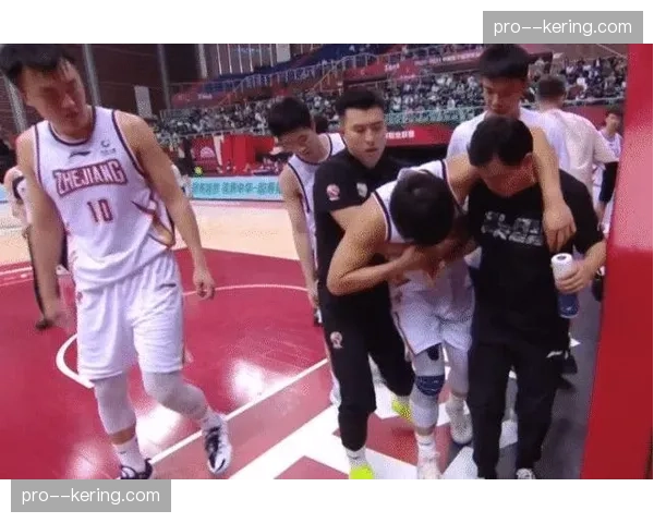 博洛尼亚vs莱切比赛第70分钟，主队前锋齐尔克泽因伤被担架抬离场